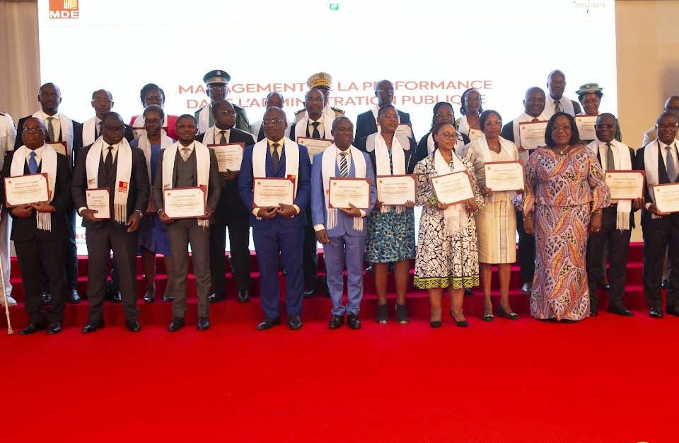 cérémonie de remise des certificats de la première vague programme triennal de formation administration publique